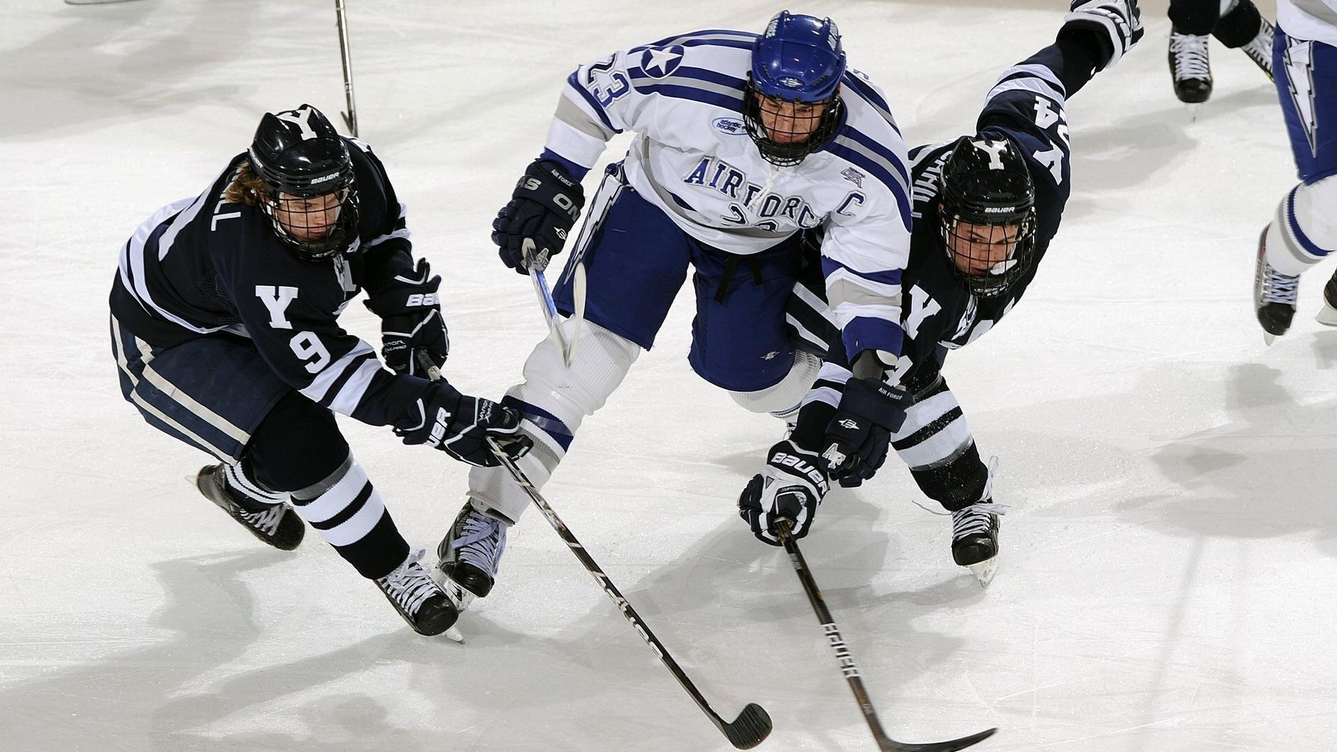 火箭三分雨轰垮马刺 哈登28分12助攻率队扳平总比分